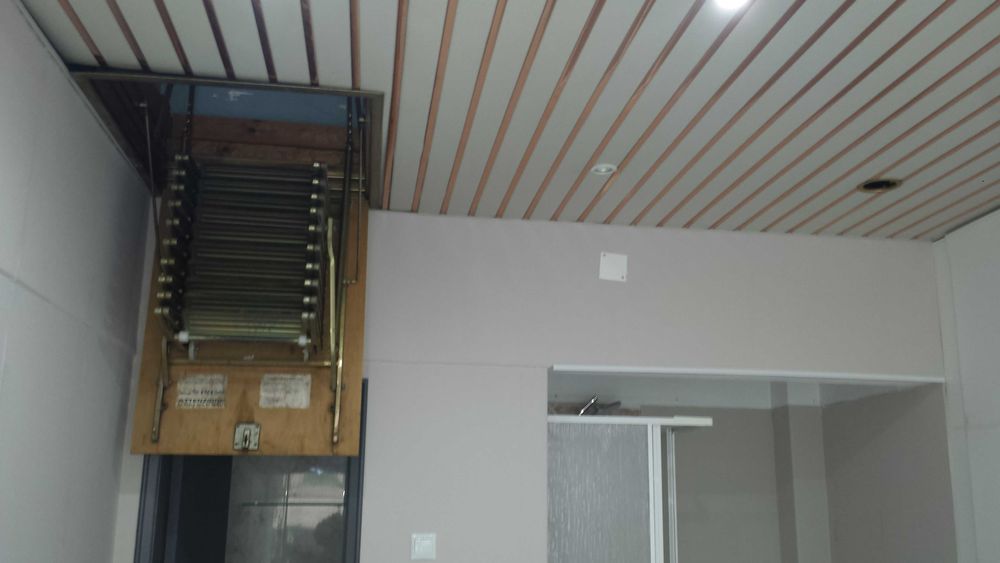 Loja em Benfica - Loja de rua com água e luz