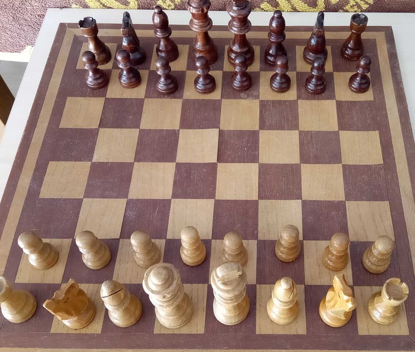 Jogo de Damas e Xadrez, em madeira, completo