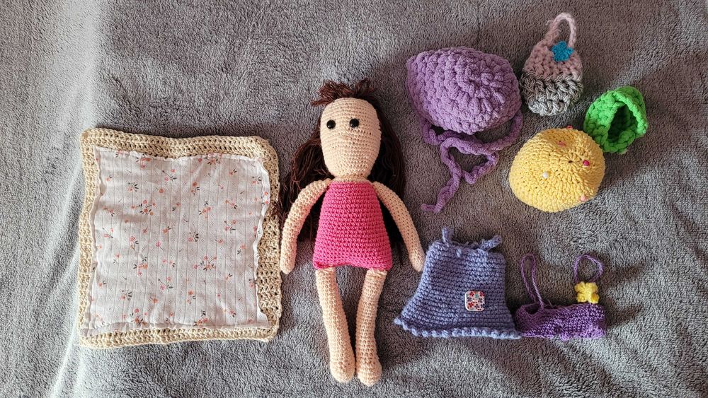 Lalka na szydełku z akcesoriami