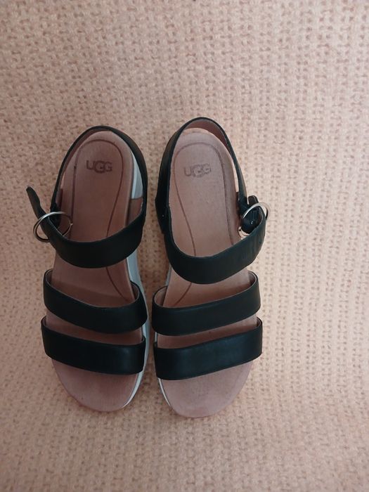 Босоножки чёрные  UGG. Оригинал.