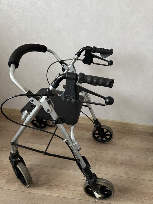 Ходунки ролатор з сідушкою