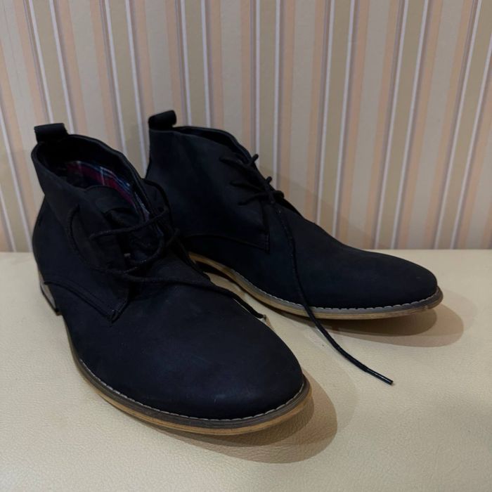 Мужские ботинки-дезерты из черного нубука с деревянным каблуком