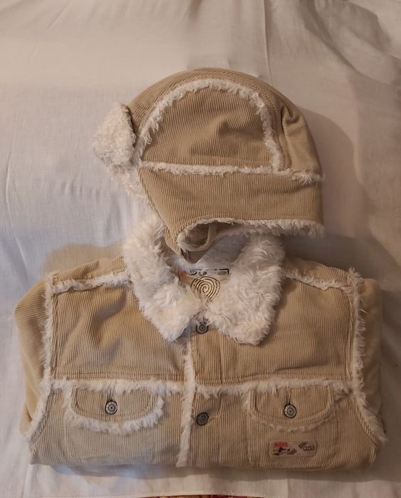 Casaco/blusão com gorro NOVO - 5/6A