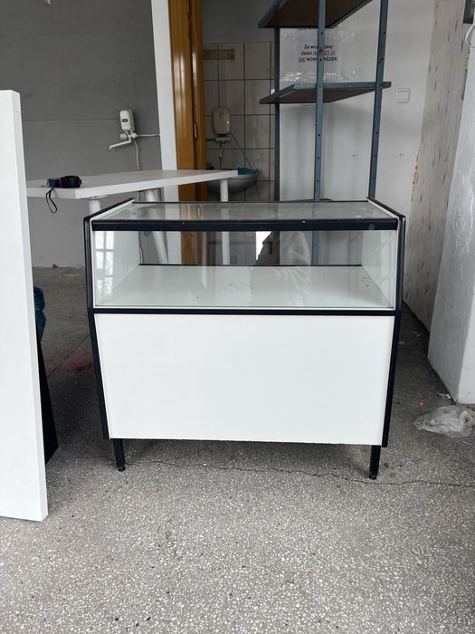 czarno biala lada/ witryna