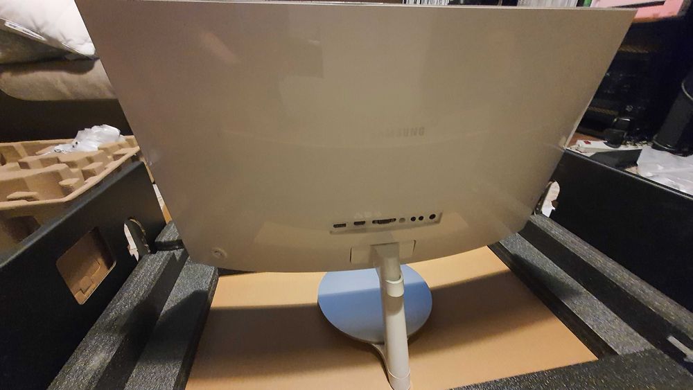 Samsung monitor kolor bialy.