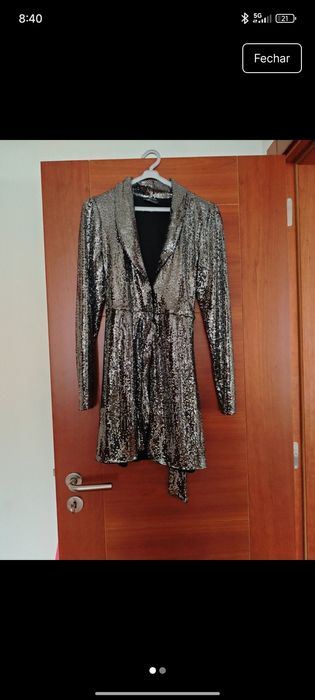 Vestido com brilho prateado