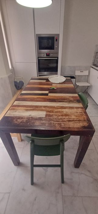 Mesa de jantar/cozinha área antiga com duas cadeiras verdes e banco corrido