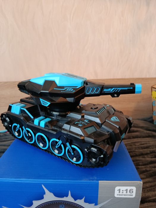 Танк на радіокеровані, стріляє гідрогелем, з коробкою