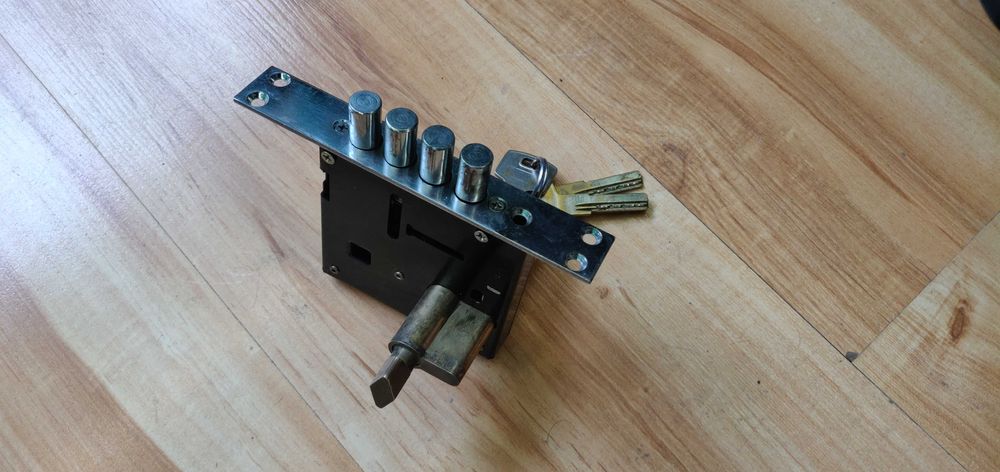 Врезной замок с цилиндром