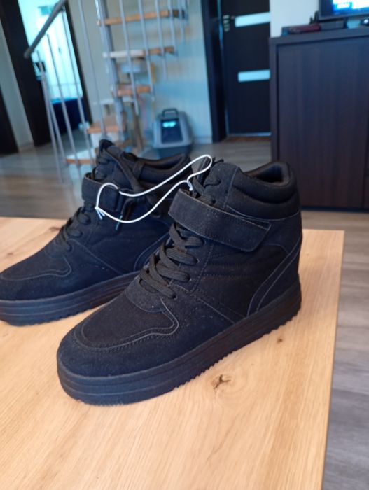41 Hit! Sneakersy na koturnie House