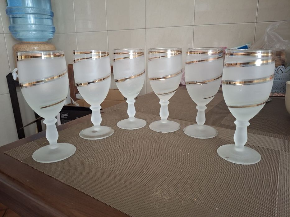 Бакали шампанське вино.