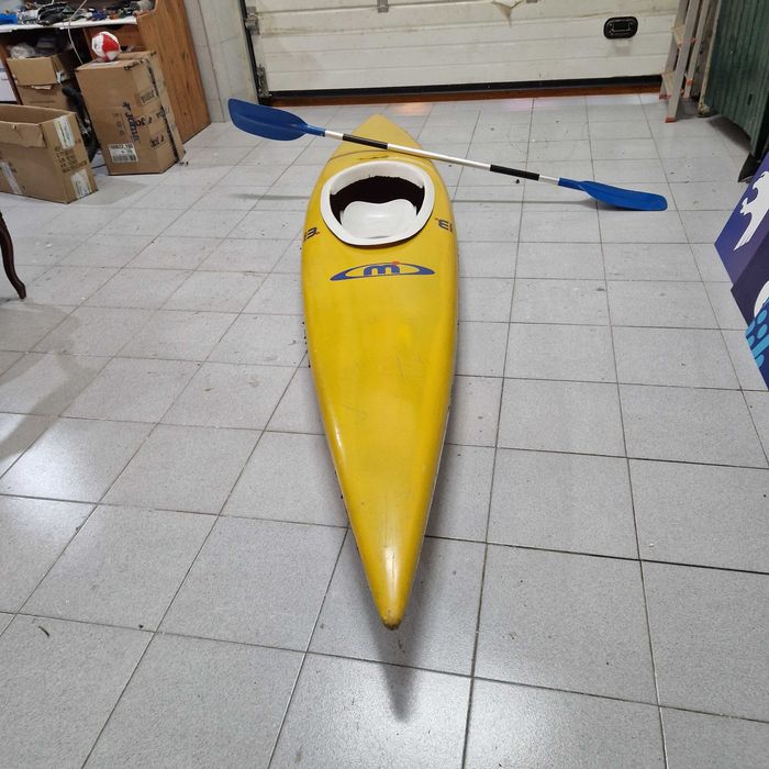 Kayak amarelo em Fibra em bom estado mais pagaia
