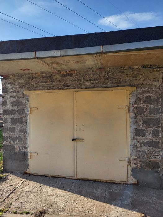 Продам   2    гаража