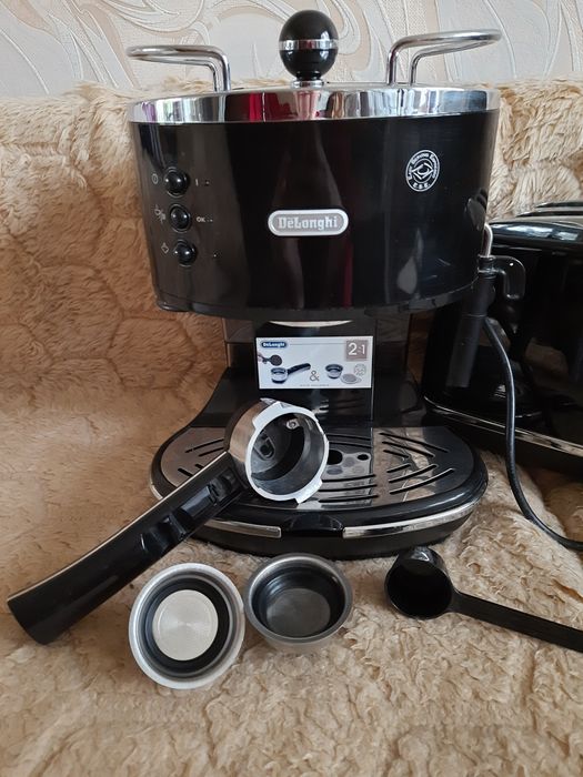 Кофеварка рожковая Delonghi ECO311.BK