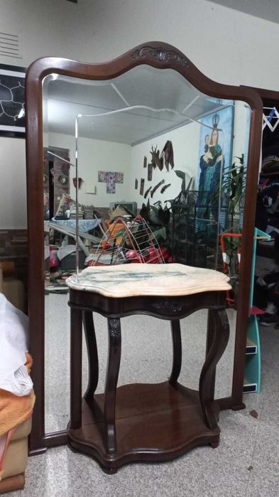 Móvel com grande espelho