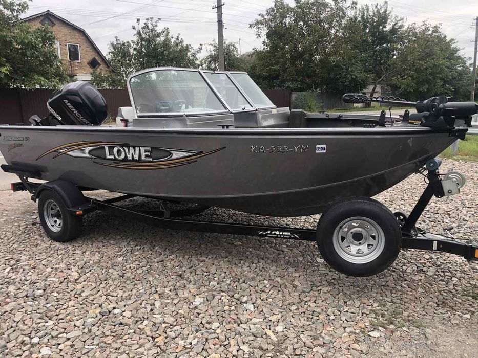 Моторний човен Lowe