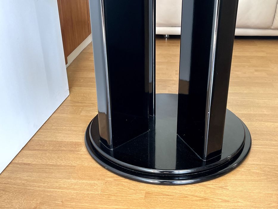 Mesa preta lacada com design dos anos 80