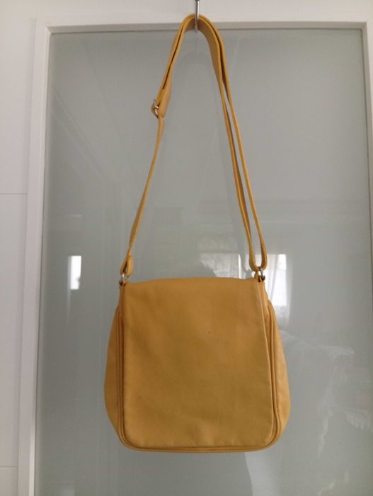 Mala amarela, a tiracolo