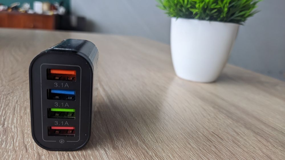 Зарядка для телефону різних якісних брендів + ліхтарик або кабель