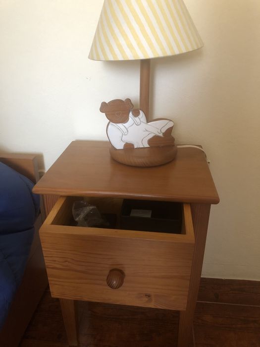 Mesinha de cabeceira + candeeiro + estante