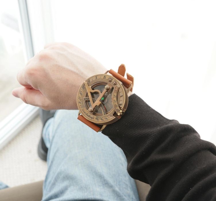 Сувенир: Солнечные часы с компасом.