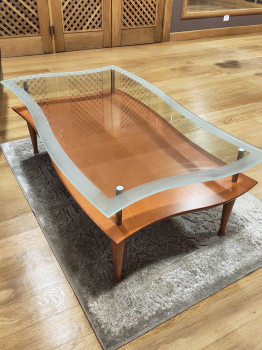 Mesa de centro em madeira, com vidro com motivo fosco