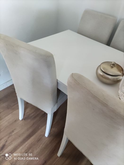 Mesa extensível e 4 cadeiras