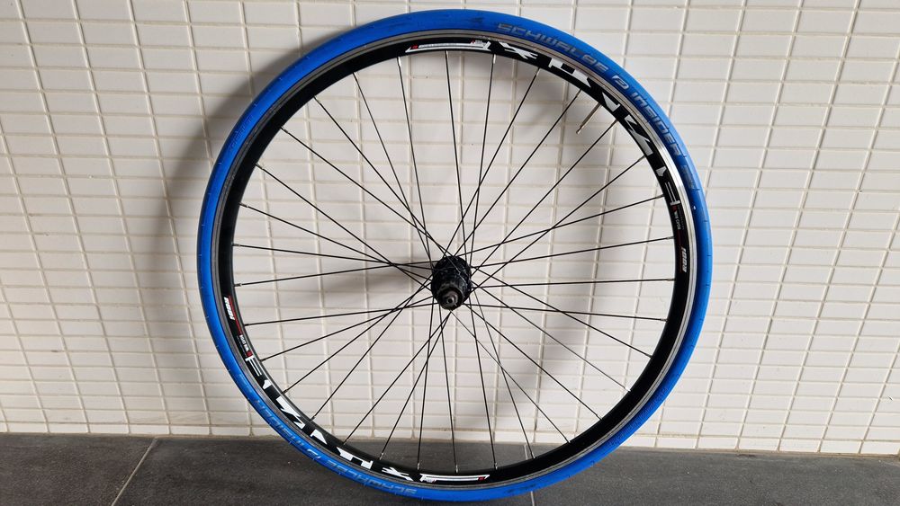 Roda com pneu especial para rolo