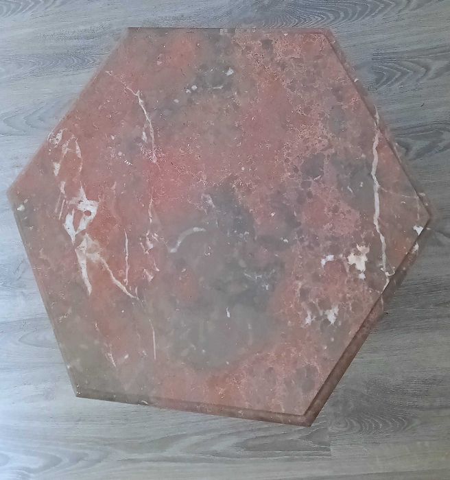Mesa de centro com tampo em mármore e talha de madeira