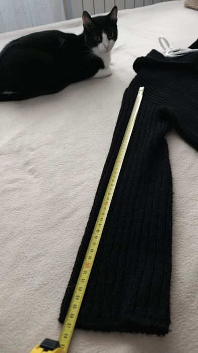 Długi sweter z kapturem na guziki