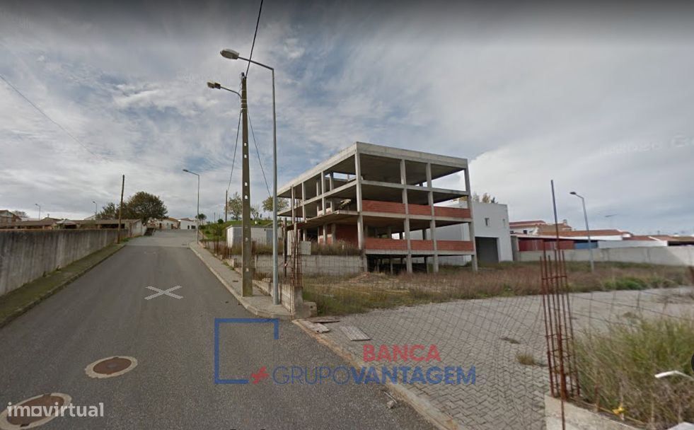 Lote de terreno com construção iniciada, para edifício de habitação...