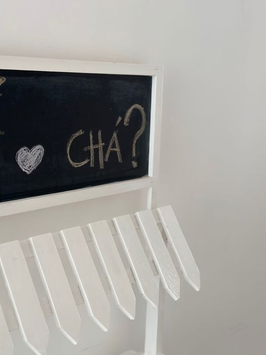 Móvel decoração com quadro em giz
