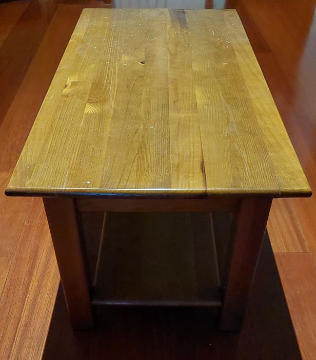 Mesa de pinho maciço.