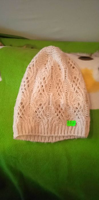 Beżowa czapeczka