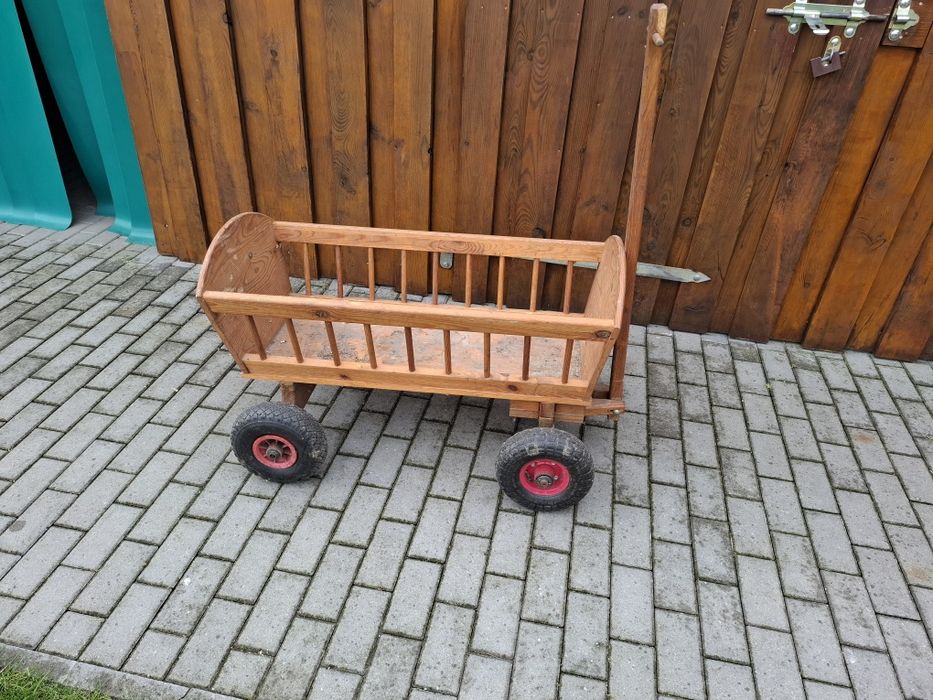 Drewniany wozek na kółkach dedkowych