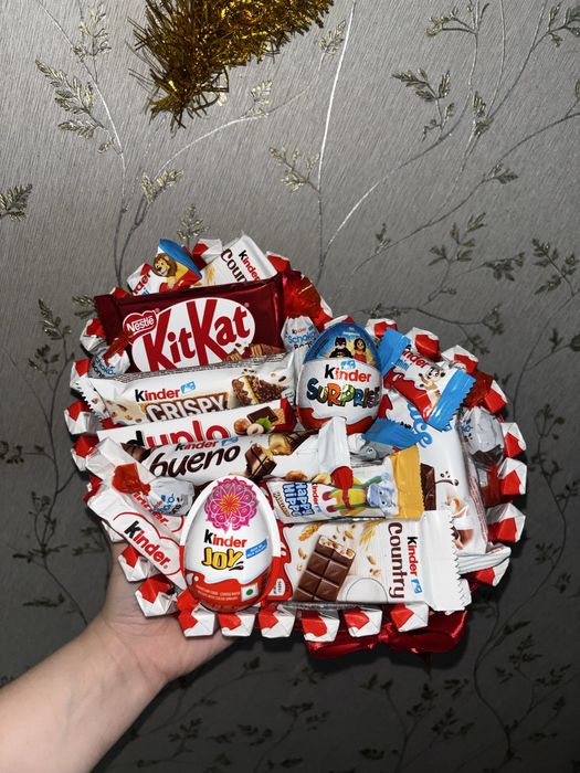 Солодкий подарунковий бокс Kinder & KitKat | Подарунок дівчині, дитині