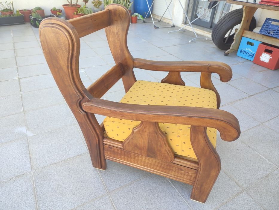 Bonito Sofá / Cadeirão / Poltrona antigo em madeira maciça