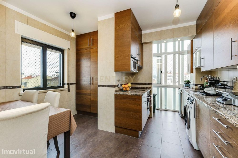 Apartamento T3 com lugar de garagem e arrecadação, situado em Benfica.