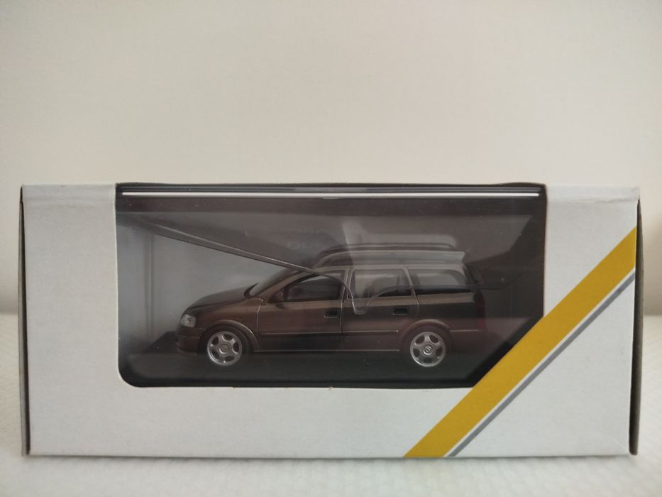 Miniatura Opel Astra Caravan 1/43 Nova