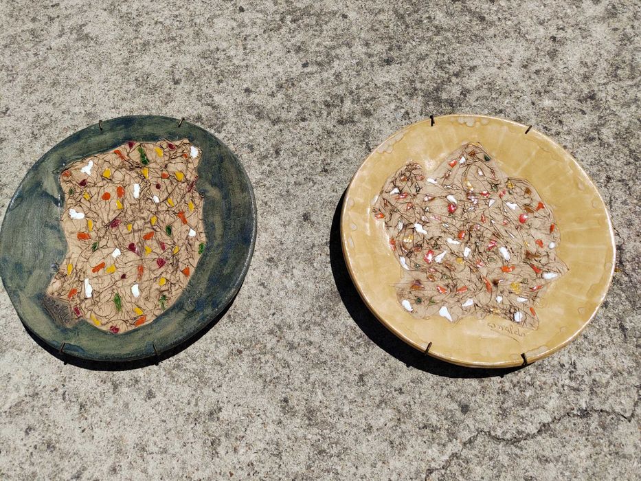 Pratos decorativos artesanais em cerâmica