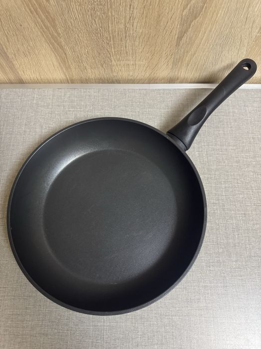 Сковорода 28 см .