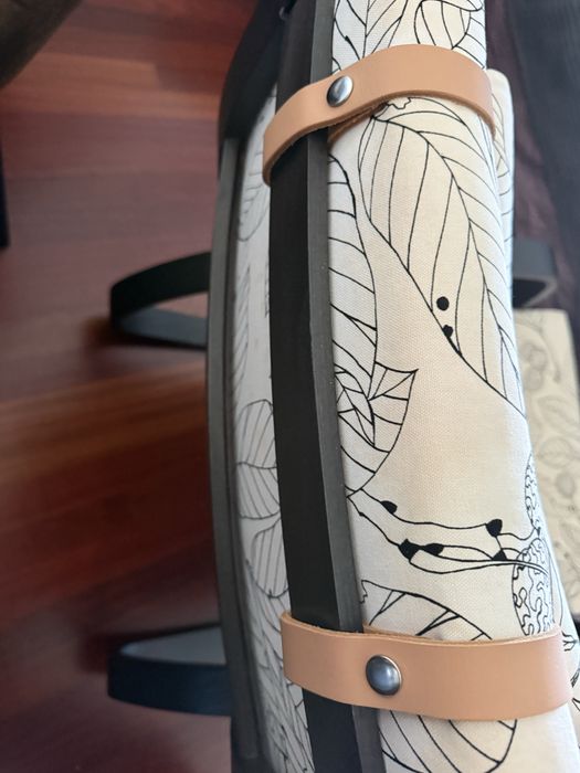 Cadeirão de Balanço IKEA POÄNG + Pousa-pés POÄNG - Estrutura Preta + Almofada Folhas POVOA DE VARZIM