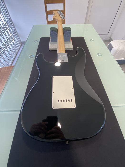 Squier Stratocaster Affinity 2017 Black-Maple com setup oferecido