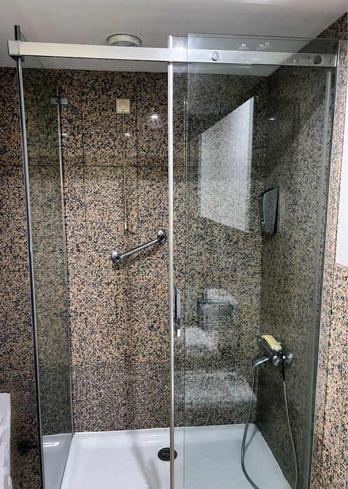 Casa de banho completa ou não. Favor ler descrição toda.