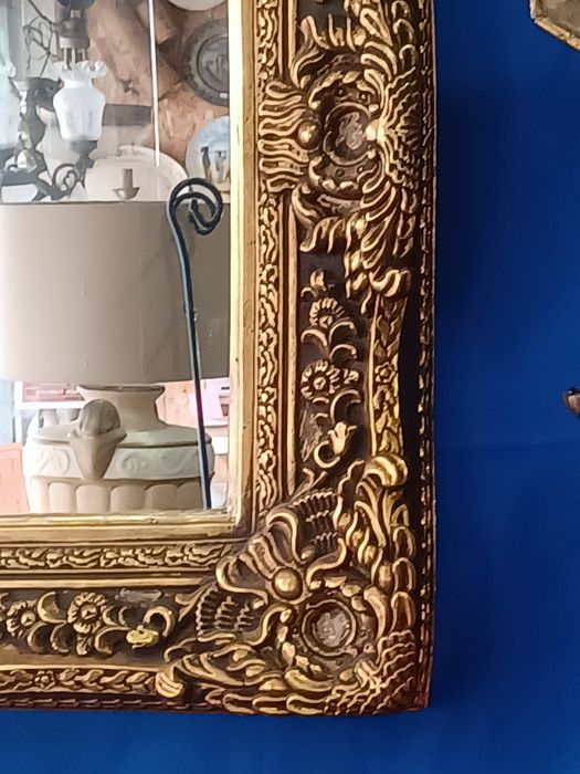 Espelho dourado em gesso