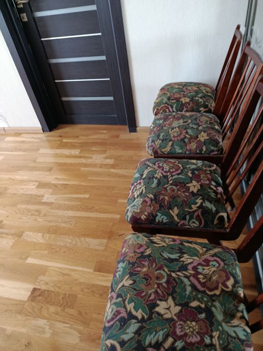 Стільці з високою спинкою, журнальний столик.