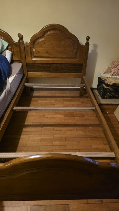 2 Cama de madeira com mesinha de cabeceira