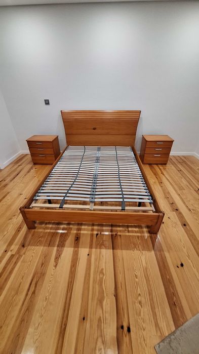 Cama casal madeira maciça, cabeceiras e colchão
