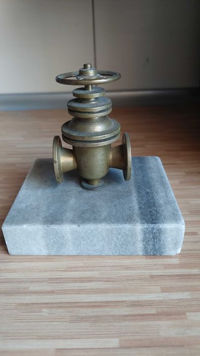 Statuetka – zawór techniczny z mosiądzu na kamiennej podstawie