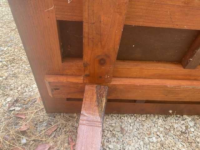 Mesa de refeições, estrutura em madeira maciça, modelo pés de palito